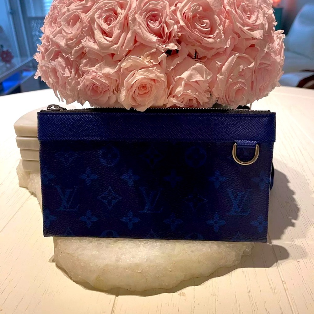 Authentic Louis Vuitton Discovery pouchette PM
Colbalt blue